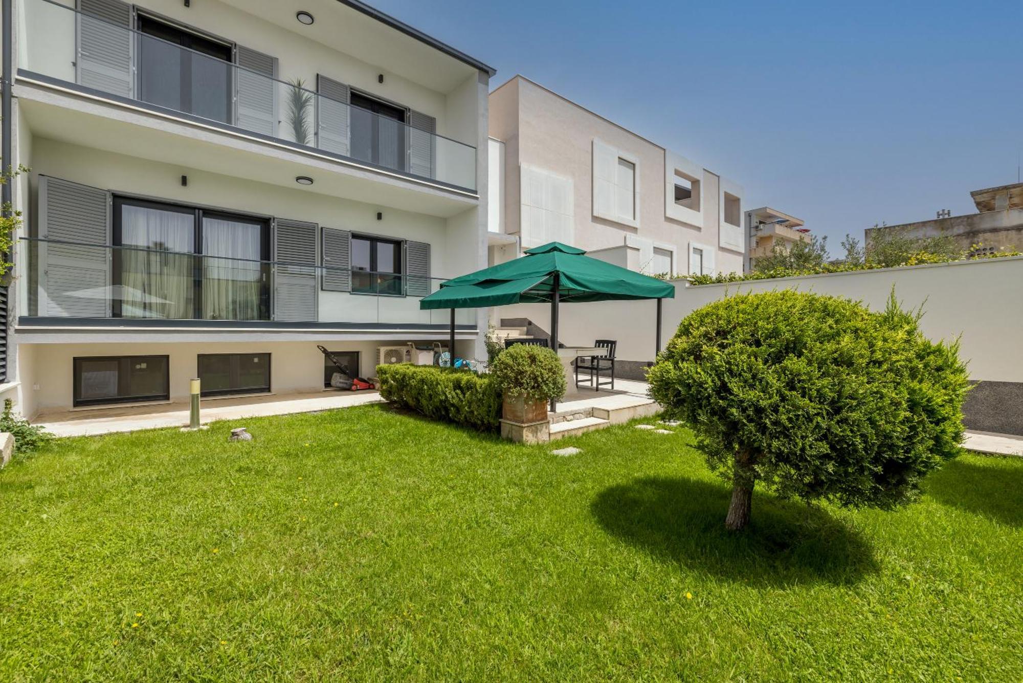 Apartment Lux Garden Luxury 2 *